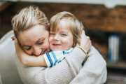 Un abrazo no es una simple muestra de cariño para un niño: cuando abrazas a un niño, le transmites paz, seguridad, tranquilidad y otras cosas buenas que debes conocer como padre o madre.