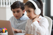 Niños jugando con un ordenador