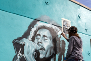 Pintando mural de Bob Marley