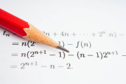 Lápiz y fórmulas matemáticas de una prueba de examen