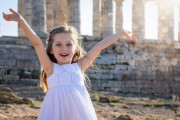 Una niña feliz en Grecia