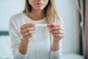 Mujer esperando el resultado de su test de embarazo