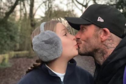 David Beckham besando a su hija Harper
