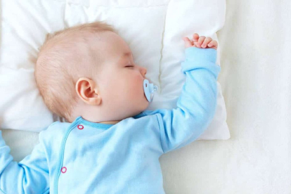 Aunque lo más normal es que el bebé duerma en su cuna o moisés sin ningún tipo de almohada, en algunas ocasiones los padres se preguntan cómo debería serla cuando llegue el momento de usarla.