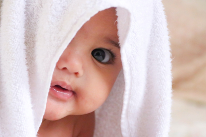 Según la AEP no es obligatorio, pero para muchos pediatras es recomendable hidratar a diario la piel de los niños desde el nacimiento.