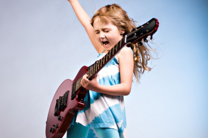 En rock es fundamental para desarrollar la creatividad y las habilidades cognitivas en los niños, escucharlo de vez en cuando es bueno y mejora su rendimiento personal.