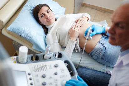 Gran parte de los abortos espontáneos que se producen antes de la semana 12 de gestación están producidos por un ‘embarazo anembrionario’, conocido como ‘huevo huero’ o ‘embarazo con huevo vacío’. ¿Qué síntomas produce?
