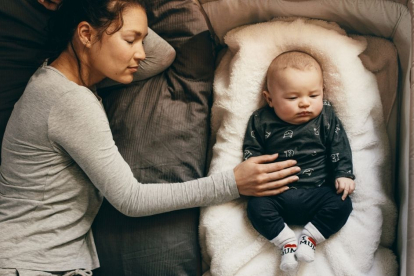 La cuna colecho gana cada día más popularidad por considerarse una técnica segura para practicar colecho con el bebé sin temer por si seguridad. Repasamos sus pros y sus contras.