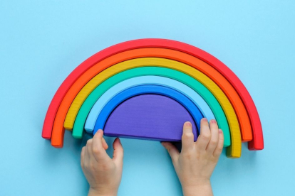 El arcoíris Waldorf uno de los juguetes más cotizados de los últimos tiempos. Pero todavía hay muchas dudas en torno a su uso. ¿Qué beneficios reporta?