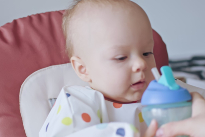 Bebé con vaso de agua (Foto: iStock)