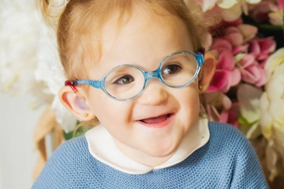Solo 13 personas están diagnosticadas en España con esta enfermedad rara, entre ellas la pequeña Rosali, de dos años de edad.