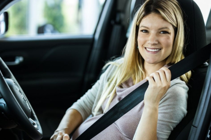 El uso del cinturón de seguridad al volante es una obligación y una necesidad. ¿Sabemos cómo debe ponerse el cinturón una embarazada? ¿Qué precauciones especiales deben tener? ¿Puede suponer algún riesgo