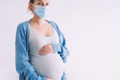La variante Ómicron preocupa a las autoridades sanitarias, no por su peligrosidad, sino por el aumento de los contagios. ¿Qué deben saber las embarazadas al respecto?