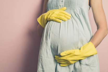 Aunque pueden parecer inofensivos, determinados productos de limpieza, que usamos comúnmente en casa, aumentan el riesgo de defectos congénitos y otros problemas durante el embarazo. Descubre cuáles son.