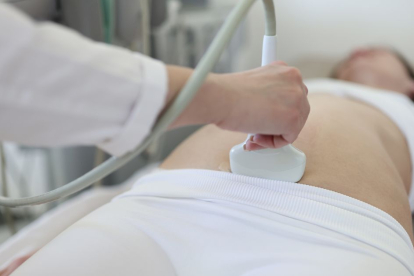La amniocentesis es una prueba que se realiza en embarazadas con la finalidad de analizar una muestra de líquido amniótico. ¿Es necesario hacer algo antes de someterse a esta prueba de diagnóstico?