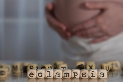 La eclampsia es una afección grave que ocurre al final del embarazo (en el tercer trimestre). Da lugar a convulsiones y cursa con presión arterial elevada.