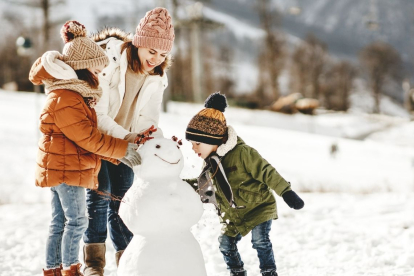 Pasar un día entero en la nieve puede ser muy divertido para toda la familia. A los niños les encanta construir muñecos, tirarse bolas o bajar en trineo. Eso sí, hay que ir bien equipados y tomar precauciones contra el frío, el sol y los accidentes.
