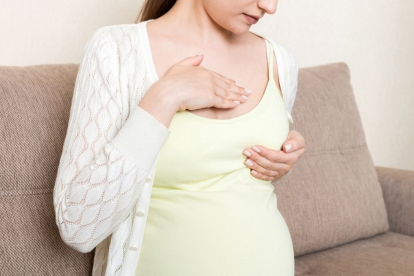 El cáncer de mama es el tumor maligno que con mayor frecuencia aparece en mujeres embarazadas, tras el parto o durante la lactancia. ¿Sabes qué precauciones debes tomar y qué peculiaridades tiene su tratamiento?