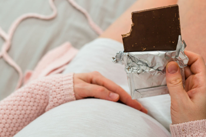 El chocolate es ese capricho al que muchos de nosotros somos incapaces de resistirnos. Sin embargo, cuando la mujer está embarazada, debe cuidar mucho la alimentación para favorecer el correcto desarrollo de su bebé. ¿Y si el chocolate fuese un buen aliado para el correcto desarrollo del feto?