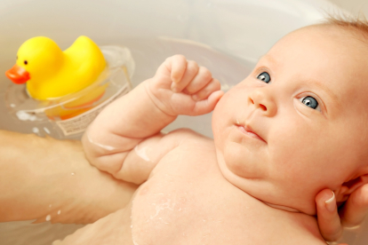 Primer baño del bebé (Foto: depositphotos)