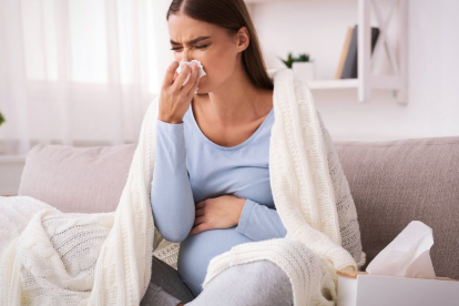 Durante el embarazo enfermedades tan comunes como un constipado (resfriado común) o una gripe puede convertirse en un auténtico quebradero de cabeza. Aunque muchos síntomas pueden aliviarse con algunos medicamentos aptos durante la gestación, en la mayoría de las ocasiones se requiere paciencia y mucho descanso.