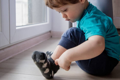 Algo que debemos saber es que mantener los pies del bebé descalzos el mayor tiempo posible es lo más recomendable para su desarrollo. Esto quiere decir que no debemos ponerles zapatos excesivamente pronto. ¿Quieres saber cuándo es el mejor momento para ello y algunos consejos para elegir el mejor calzado?