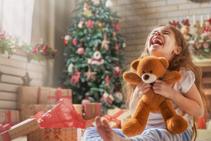 Regalar juguetes en cumpleaños y Navidad a los niños es un acierto seguro. Pero, antes de decantarse por uno u otro, tienes que fijarte en que cumpla una serie de características. Te las contamos todas.