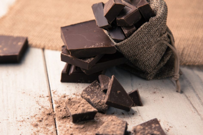 Delicioso y exquisito, cuanto más amargo es el chocolate más saludable es, ya que significa que su contenido en cacao es muchísimo más elevado, mientras que su contenido en azúcar será, por lo general, más bajo. Te descubrimos qué cualidades podría proporcionar su consumo moderado y regular.