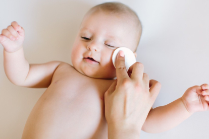 Una monodosis de suero fisiológico, gasas estériles, manos limpias y posición segura para coger al bebé es todo lo que necesitas para poder retirar de sus ojos estas secreciones.