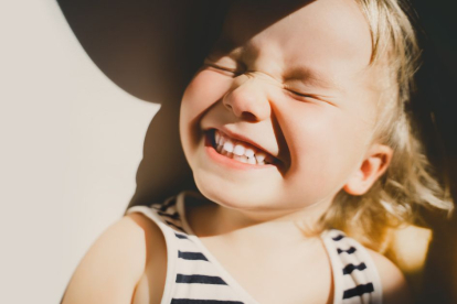 Si te preguntas a menudo si tu hijo estará creciendo siendo un niño feliz, te ayudamos a saber si la respuesta es afirmativa. Aquí están las diez señales que ayudan a detectar felicidad en los más pequeños.