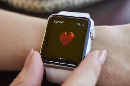 Mujer con Apple Watch