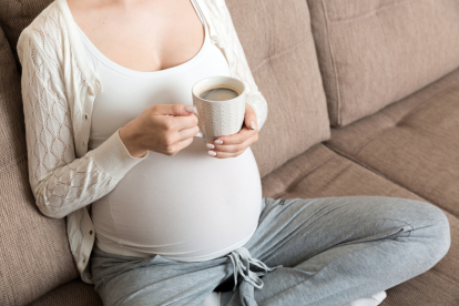 Mujer embarazada bebiendo café