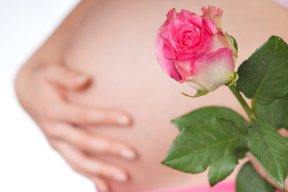 Embarazada con rosa