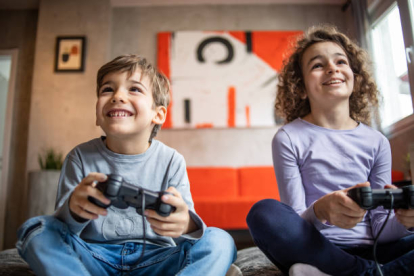 La organización Pantallas Amigas reunió en La Casa Encendida, en Madrid a un grupo de expertos en videojuegos y educación digital para resaltar el aspecto positivo de los videojuegos en el hogar y buscar soluciones más allá de las prohibiciones y los inconvenientes que pueden plantear estos modos de ocio.