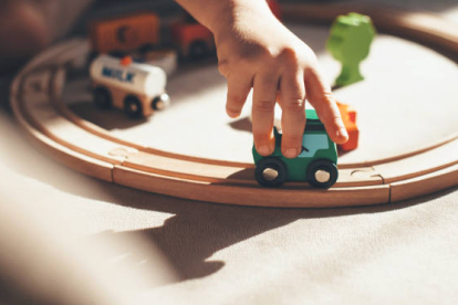 Los juguetes de madera son una constante en la metodología educativa desarrollada por María Montessori y hay un buen montón de razones para defender y apostar por esta tendencia que abrazan otras corrientes educativas y no solo esta.