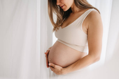 Comparando los datos de más de 65.000 mujeres, los investigadores encontraron más riesgo de tener preeclampsia y de que el bebé nazca con bajo peso, entre las mujeres que llevaron una dieta cien por cien vegana durante su embarazo.