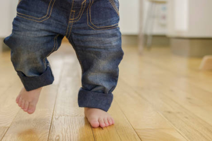 Caminar descalzo no resfría a un niño, aclara la pediatra Lucía Beltrán en su nuevo libro "Los virus no entran por los pies"