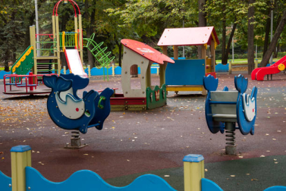 Parque infantil vacío y sin niños