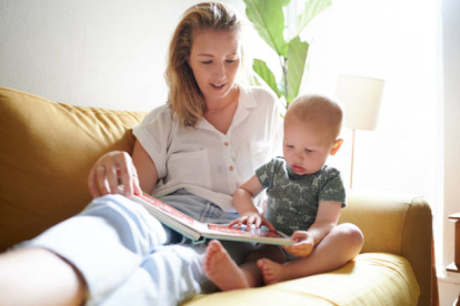 Leer cuentos  cantados desde que son bebés proporciona muchos beneficios.