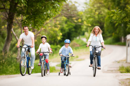 Una familia dando un paseo en bici.