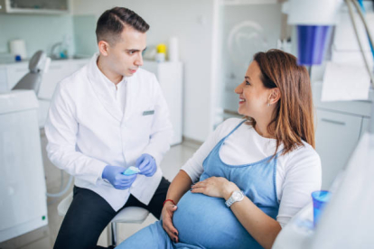 Mujer embarazada en el dentista