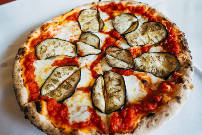 pizza con berenjena - Imagen de Markus Winkler en Pixabay