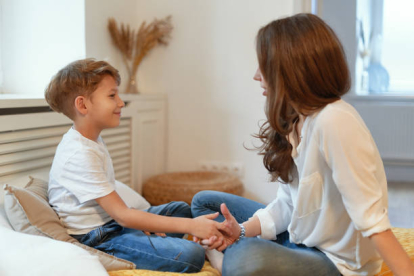 Cualquier momento es bueno para hablar con tu hijo, afirma la psicóloga de la Universidad de Harvard, Roberta Rolland.