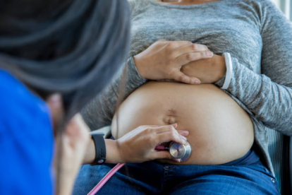 Las revisiones periódicas por parte de médicos especializados son fundamentales en el embarazo y ayudan a detectar posibles complicaciones de forma temprana.