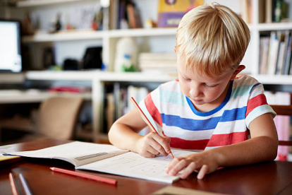 Es importante fijar un tiempo diario para hacer los deberes y así crear buenos hábitos de estudios, según expertos en pedagogía.