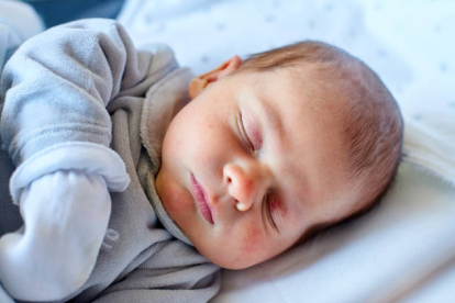 El uso de ruido blanco para dormir a un bebé puede dañar su sistema auditivo central, según los expertos.