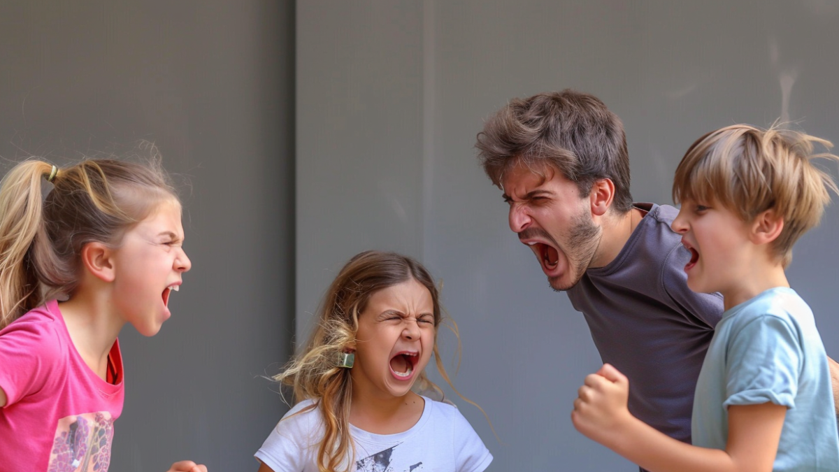 Un padre y sus tres hijos gritando