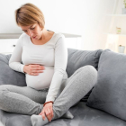 En el embarazo se retienen gases que producen distensión abdominal y dolor. La progesterona relaja los músculos intestinales y el útero desplaza al estómago.
