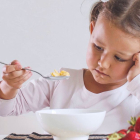 Se trata de un trastorno alimentario que, a diferencia de la bulimia o la anorexia nerviosa, no está relacionado con el peso corporal. Y va mucho más allá de que el niño sea quisquilloso para comer. Estar atento a sus síntomas es clave para identificarlo a tiempo.