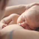 Después de dar a luz, son muchas las mujeres que quieren practicar la lactancia materna con sus bebés pero que se encuentran con una sorpresa: no les sube la leche. ¿Cuáles son los motivos probables? Te los contamos.